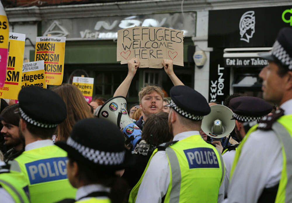 Ciocniri la marșuri anti-imigrație în Londra și Manchester. Poliția britanică a făcut arestări. GALERIE FOTO - Imaginea 8