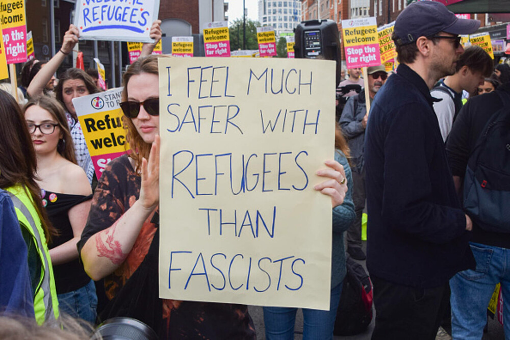 Ciocniri la marșuri anti-imigrație în Londra și Manchester. Poliția britanică a făcut arestări. GALERIE FOTO - Imaginea 9