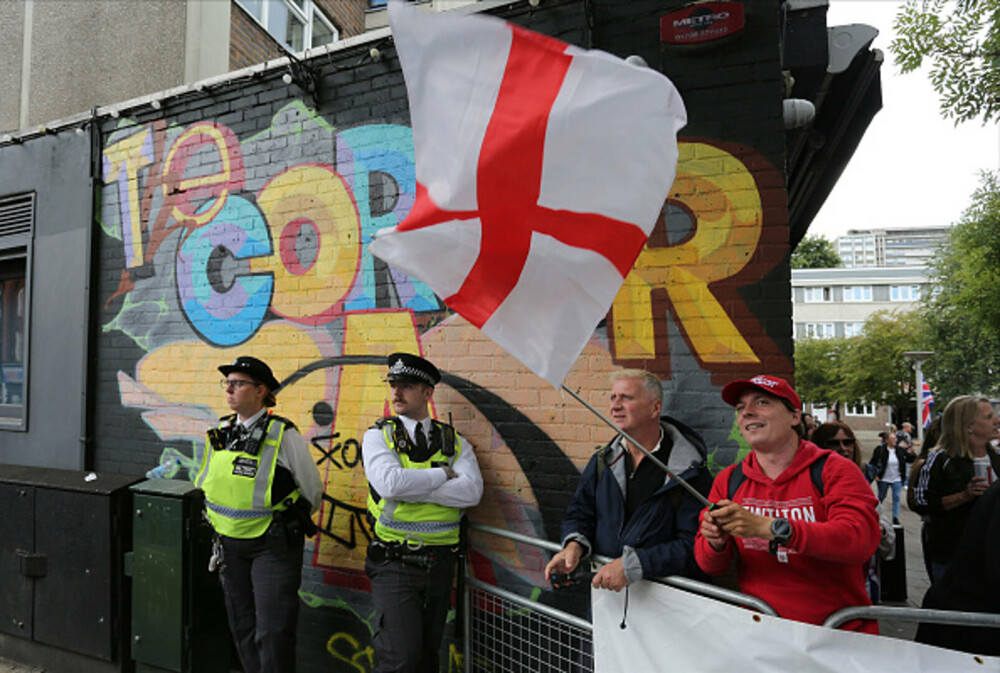 Ciocniri la marșuri anti-imigrație în Londra și Manchester. Poliția britanică a făcut arestări. GALERIE FOTO - Imaginea 10