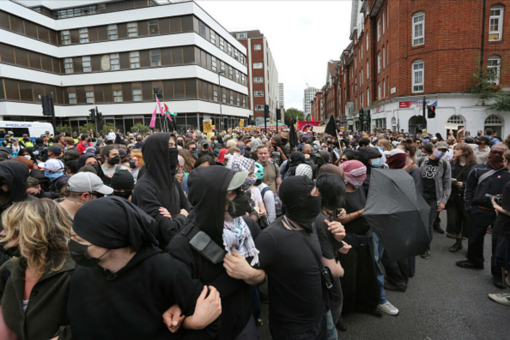 Ciocniri la marșuri anti-imigrație în Londra și Manchester. Poliția britanică a făcut arestări. GALERIE FOTO - Imaginea 11