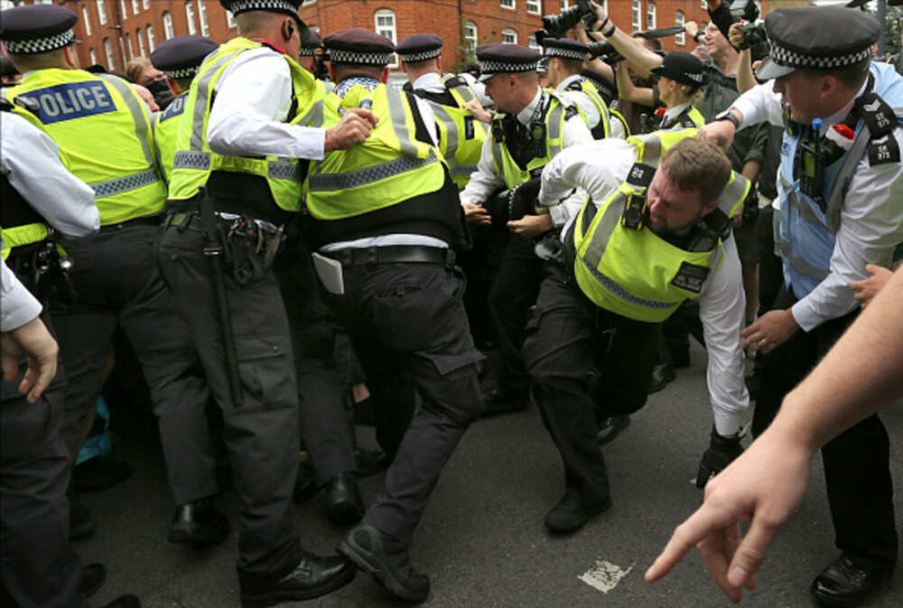Ciocniri la marșuri anti-imigrație în Londra și Manchester. Poliția britanică a făcut arestări. GALERIE FOTO - Imaginea 12