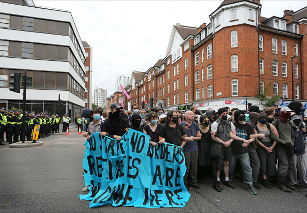 Ciocniri la marșuri anti-imigrație în Londra și Manchester. Poliția britanică a făcut arestări. GALERIE FOTO - Imaginea 13