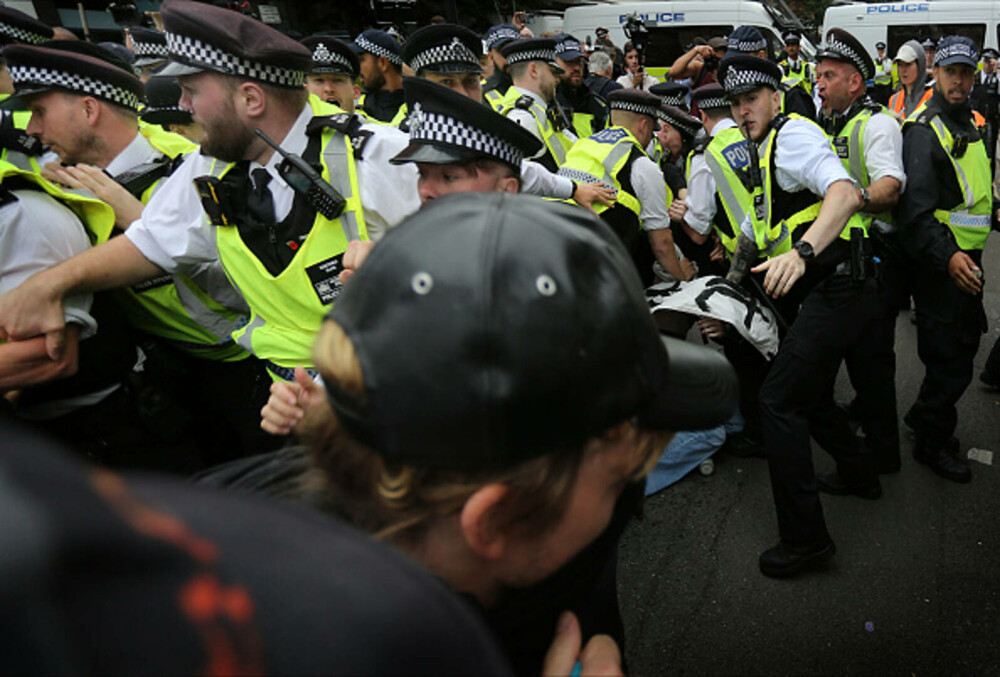 Ciocniri la marșuri anti-imigrație în Londra și Manchester. Poliția britanică a făcut arestări. GALERIE FOTO - Imaginea 14