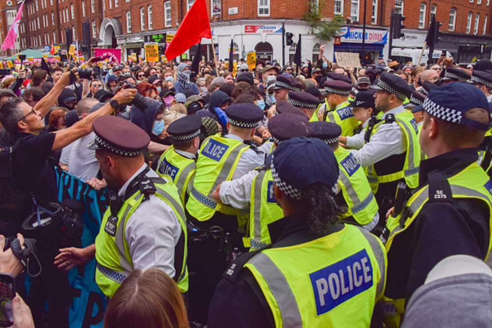 Ciocniri la marșuri anti-imigrație în Londra și Manchester. Poliția britanică a făcut arestări. GALERIE FOTO - Imaginea 15