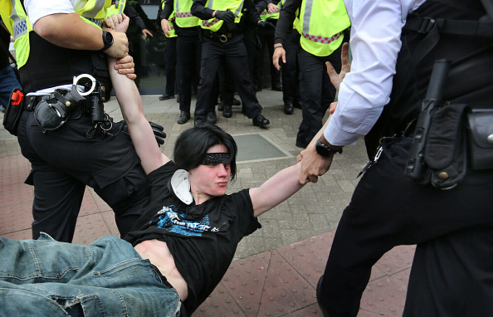 Ciocniri la marșuri anti-imigrație în Londra și Manchester. Poliția britanică a făcut arestări. GALERIE FOTO - Imaginea 16