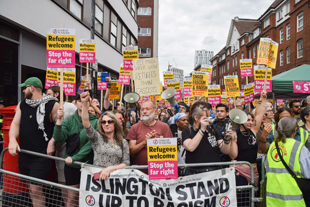 Ciocniri la marșuri anti-imigrație în Londra și Manchester. Poliția britanică a făcut arestări. GALERIE FOTO - Imaginea 17