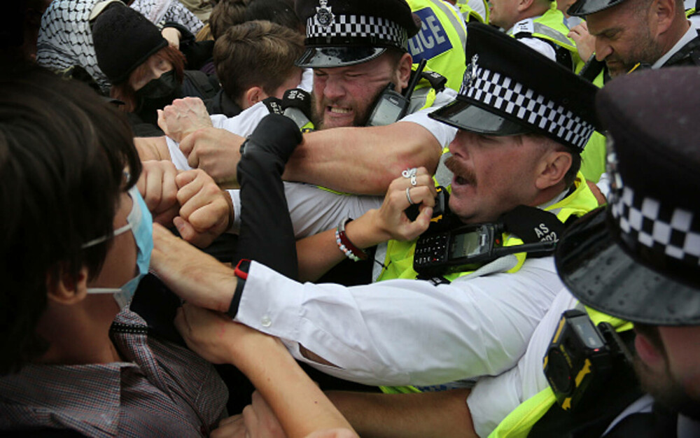 Ciocniri la marșuri anti-imigrație în Londra și Manchester. Poliția britanică a făcut arestări. GALERIE FOTO - Imaginea 18