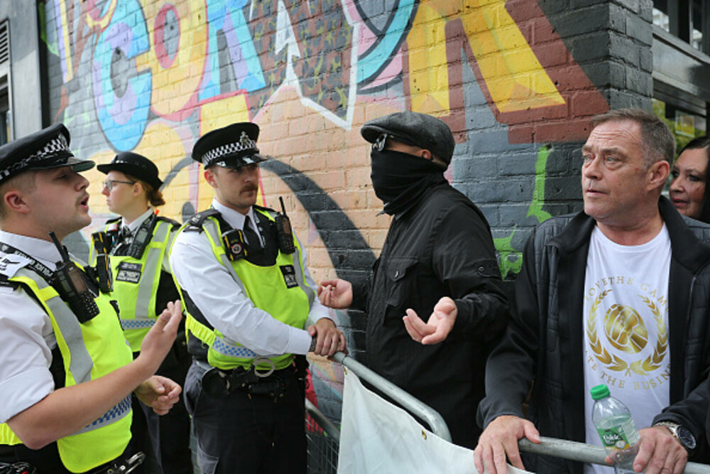 Ciocniri la marșuri anti-imigrație în Londra și Manchester. Poliția britanică a făcut arestări. GALERIE FOTO - Imaginea 19