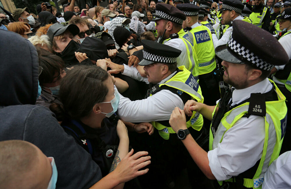 Ciocniri la marșuri anti-imigrație în Londra și Manchester. Poliția britanică a făcut arestări. GALERIE FOTO - Imaginea 20