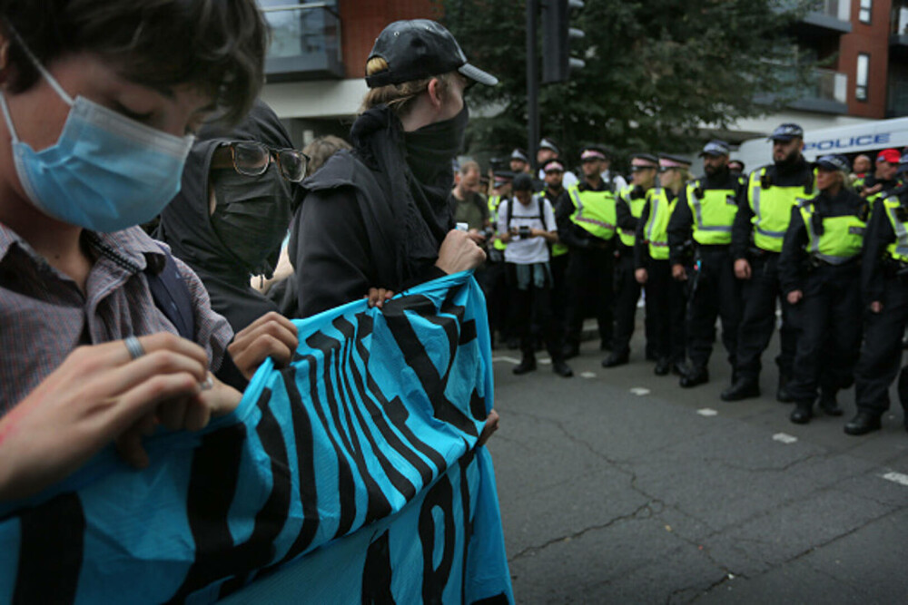 Ciocniri la marșuri anti-imigrație în Londra și Manchester. Poliția britanică a făcut arestări. GALERIE FOTO - Imaginea 21