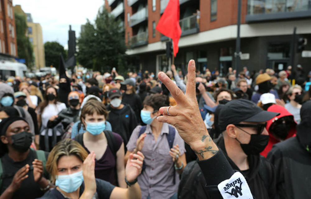 Ciocniri la marșuri anti-imigrație în Londra și Manchester. Poliția britanică a făcut arestări. GALERIE FOTO - Imaginea 23