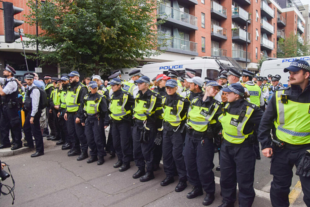 Ciocniri la marșuri anti-imigrație în Londra și Manchester. Poliția britanică a făcut arestări. GALERIE FOTO - Imaginea 24