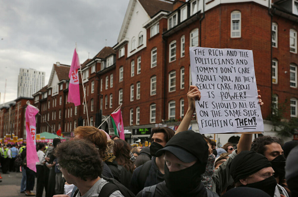 Ciocniri la marșuri anti-imigrație în Londra și Manchester. Poliția britanică a făcut arestări. GALERIE FOTO - Imaginea 25