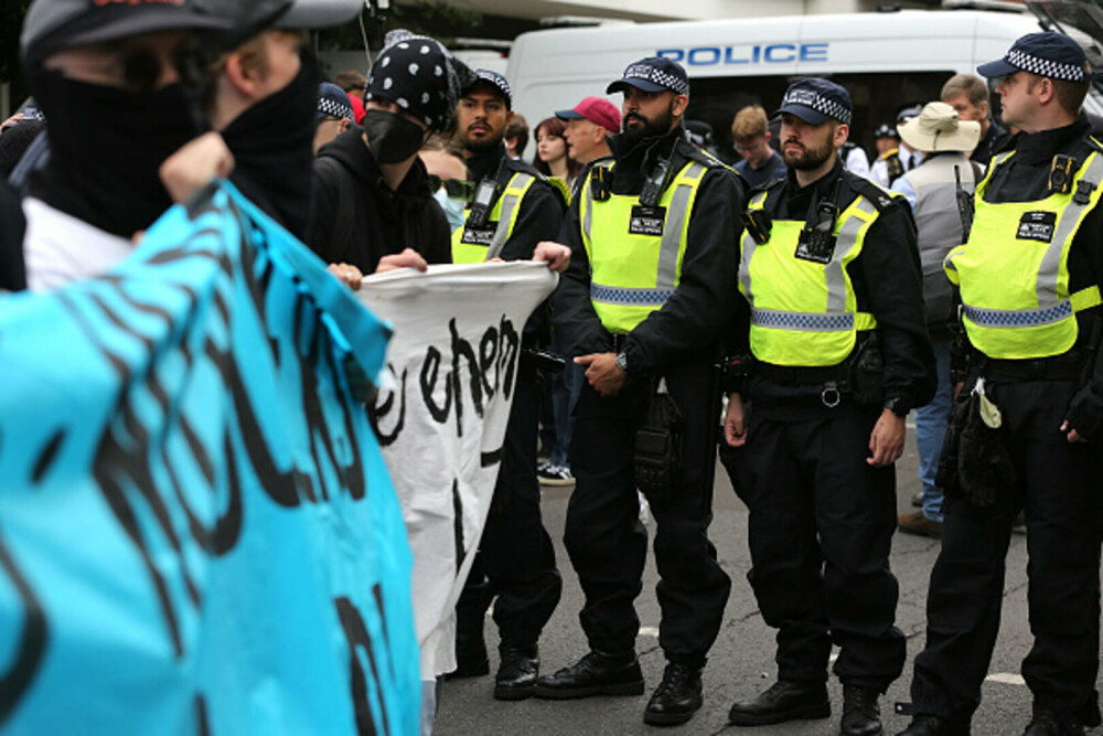 Ciocniri la marșuri anti-imigrație în Londra și Manchester. Poliția britanică a făcut arestări. GALERIE FOTO - Imaginea 26