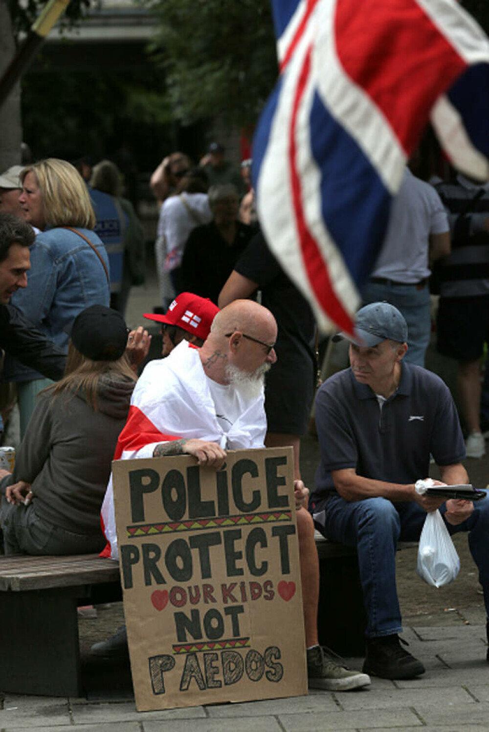 Ciocniri la marșuri anti-imigrație în Londra și Manchester. Poliția britanică a făcut arestări. GALERIE FOTO - Imaginea 29
