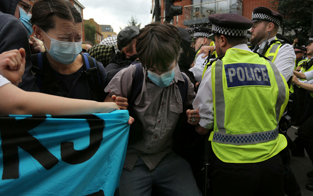 Ciocniri la marșuri anti-imigrație în Londra și Manchester. Poliția britanică a făcut arestări. GALERIE FOTO - Imaginea 30