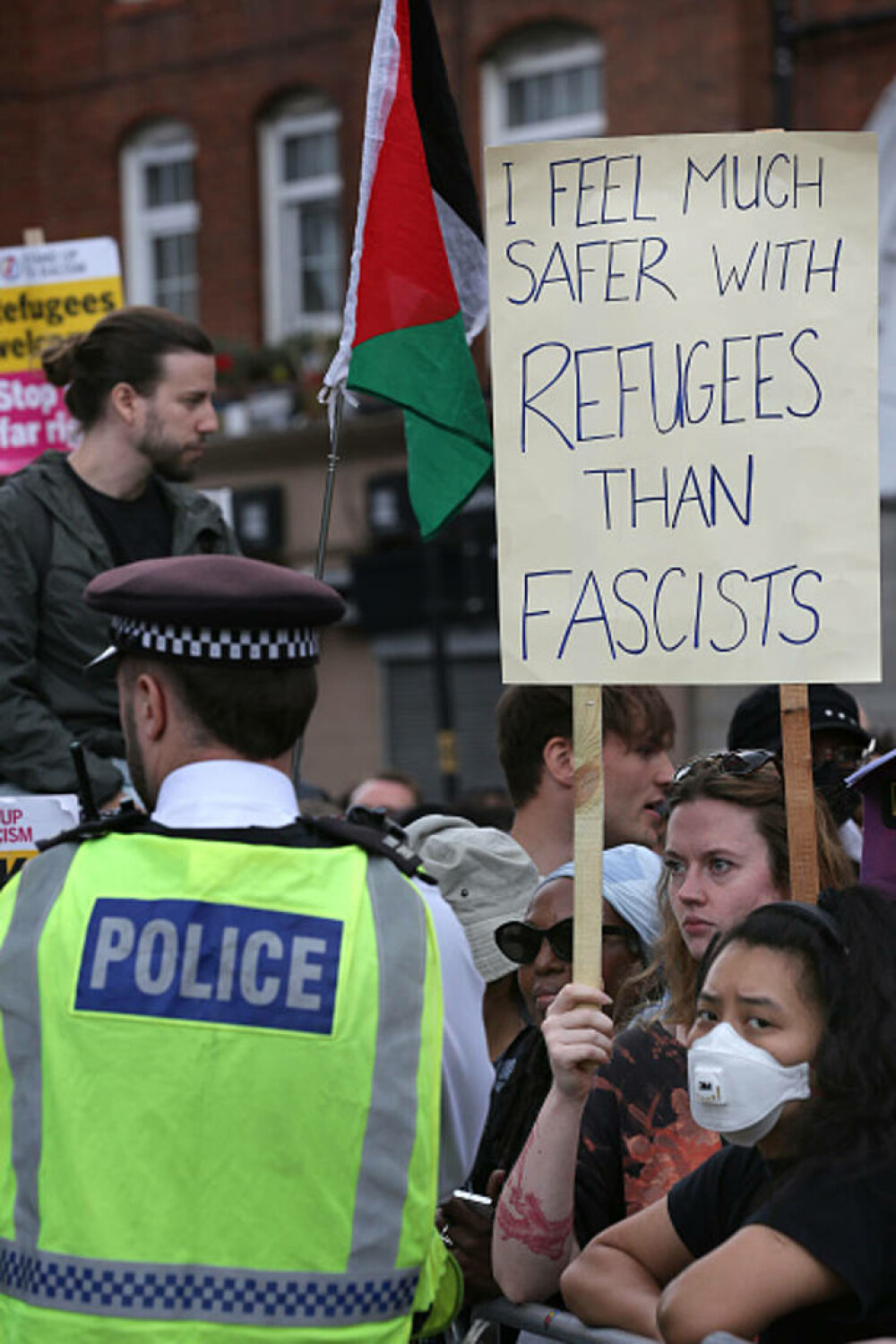 Ciocniri la marșuri anti-imigrație în Londra și Manchester. Poliția britanică a făcut arestări. GALERIE FOTO - Imaginea 31