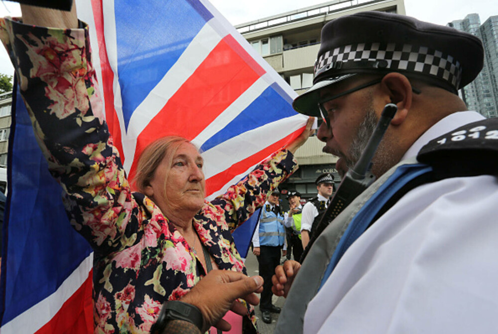 Ciocniri la marșuri anti-imigrație în Londra și Manchester. Poliția britanică a făcut arestări. GALERIE FOTO - Imaginea 32