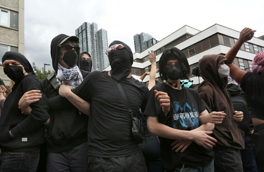 Ciocniri la marșuri anti-imigrație în Londra și Manchester. Poliția britanică a făcut arestări. GALERIE FOTO - Imaginea 33