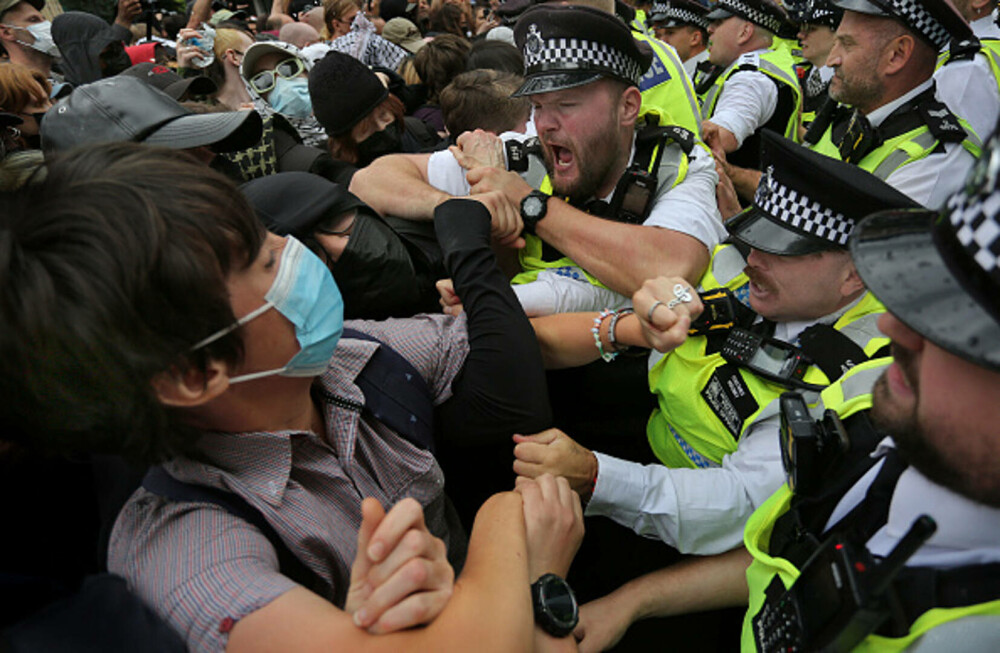 Ciocniri la marșuri anti-imigrație în Londra și Manchester. Poliția britanică a făcut arestări. GALERIE FOTO - Imaginea 34