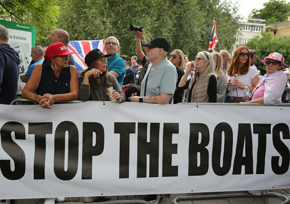 Ciocniri la marșuri anti-imigrație în Londra și Manchester. Poliția britanică a făcut arestări. GALERIE FOTO - Imaginea 35