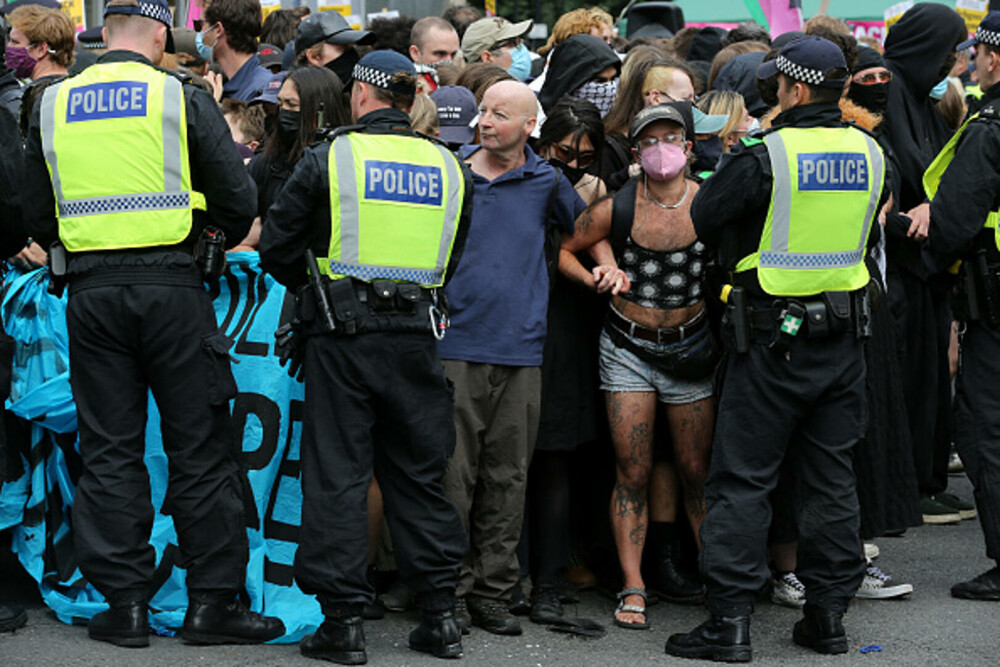Ciocniri la marșuri anti-imigrație în Londra și Manchester. Poliția britanică a făcut arestări. GALERIE FOTO - Imaginea 36