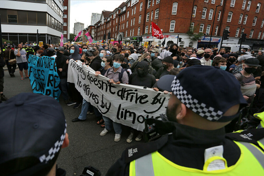 Ciocniri la marșuri anti-imigrație în Londra și Manchester. Poliția britanică a făcut arestări. GALERIE FOTO - Imaginea 37