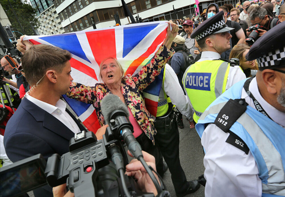 Ciocniri la marșuri anti-imigrație în Londra și Manchester. Poliția britanică a făcut arestări. GALERIE FOTO - Imaginea 38