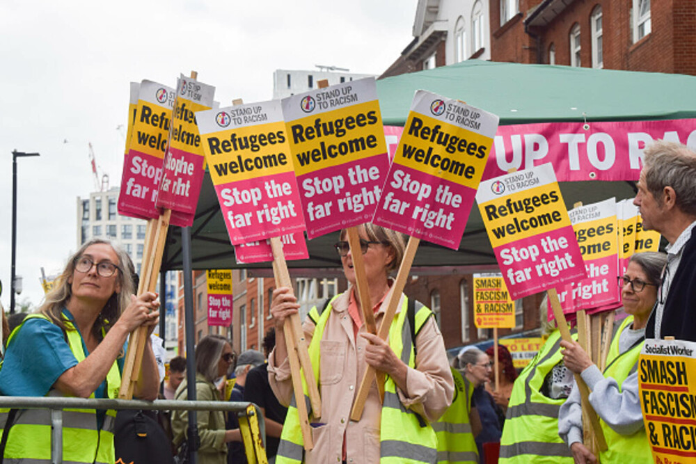 Ciocniri la marșuri anti-imigrație în Londra și Manchester. Poliția britanică a făcut arestări. GALERIE FOTO - Imaginea 39