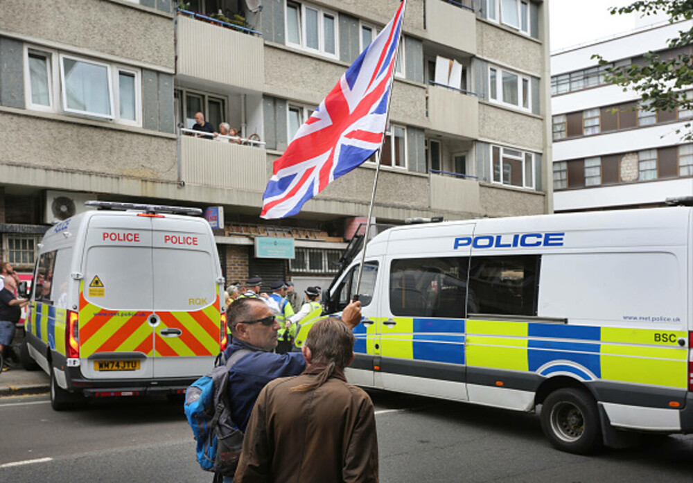 Ciocniri la marșuri anti-imigrație în Londra și Manchester. Poliția britanică a făcut arestări. GALERIE FOTO - Imaginea 40