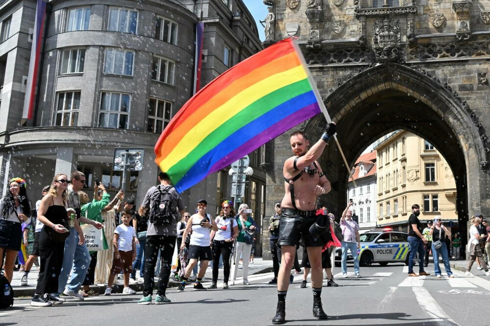 Zeci de mii de oameni au defilat la Praga pentru drepturi egale. Marșul LGBT+ a fost punctul culminant al festivalului Pride - Imaginea 2