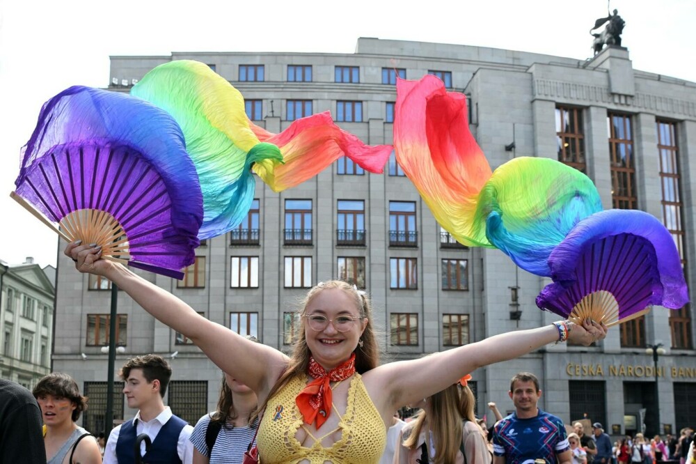 Zeci de mii de oameni au defilat la Praga pentru drepturi egale. Marșul LGBT+ a fost punctul culminant al festivalului Pride - Imaginea 1