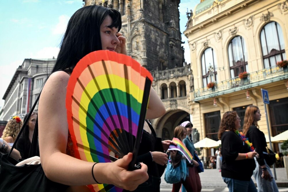 Zeci de mii de oameni au defilat la Praga pentru drepturi egale. Marșul LGBT+ a fost punctul culminant al festivalului Pride - Imaginea 4