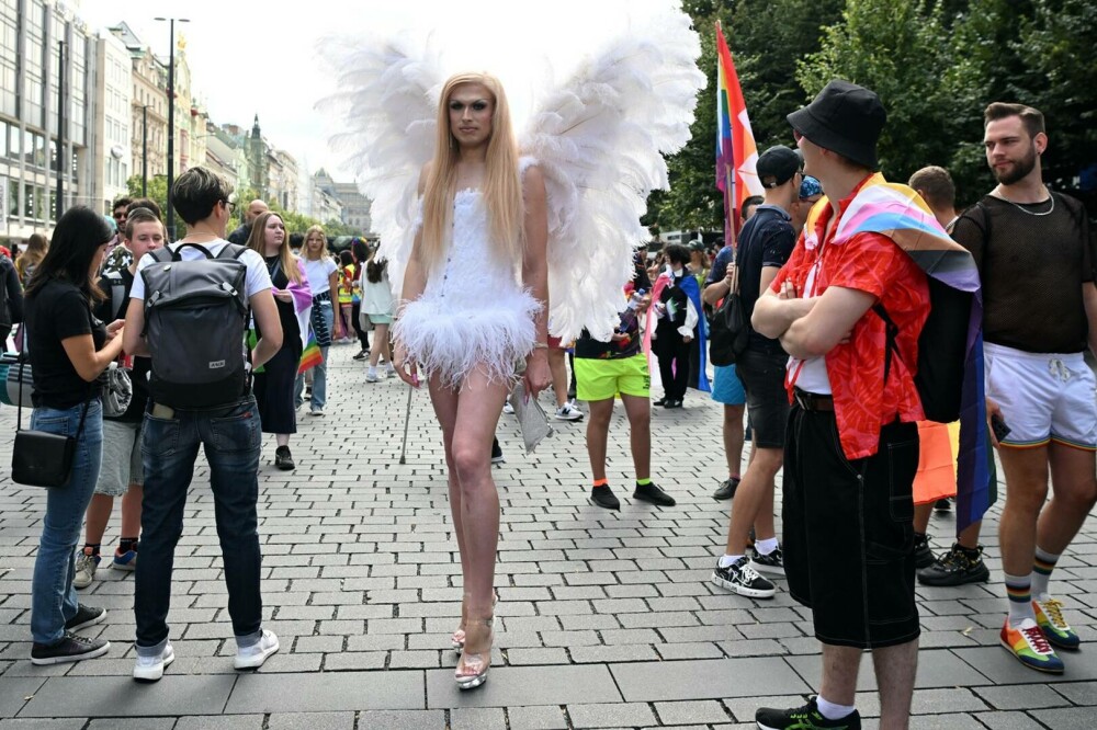 Zeci de mii de oameni au defilat la Praga pentru drepturi egale. Marșul LGBT+ a fost punctul culminant al festivalului Pride - Imaginea 5