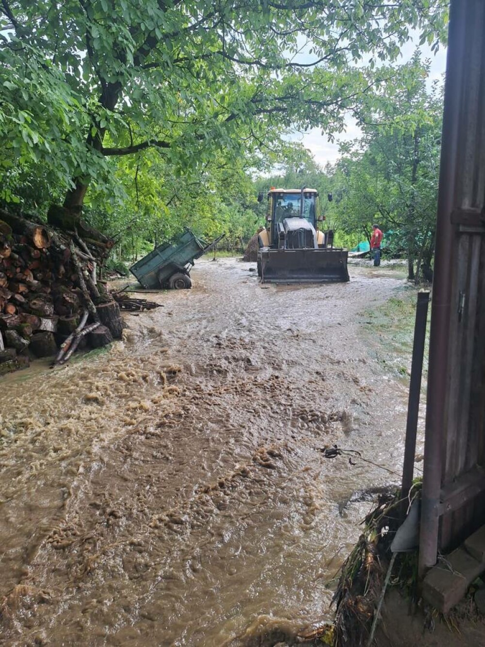 Furtună puternică în Sighetu Maramaţiei: gospodării afectate, străzi inundate de apă - Imaginea 2