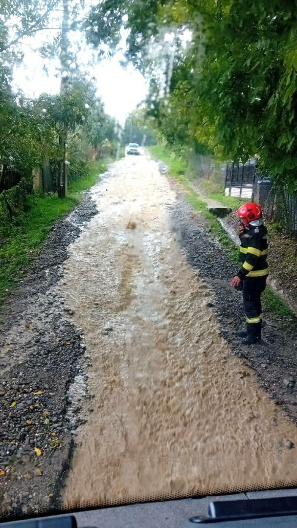 Furtună puternică în Sighetu Maramaţiei: gospodării afectate, străzi inundate de apă - Imaginea 5