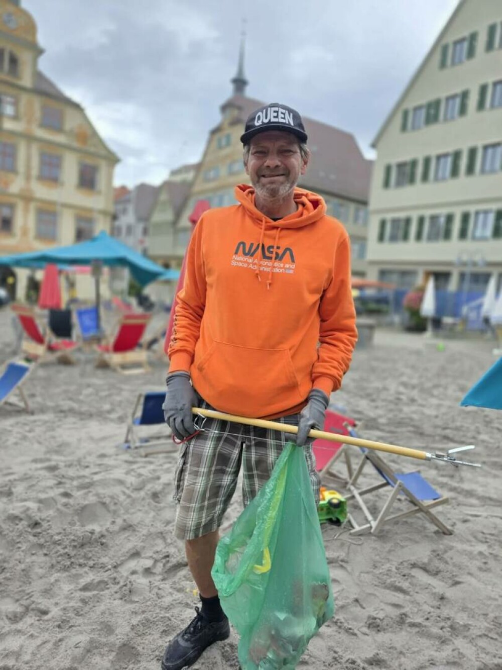 Primarul unui oraș din Germania l-a lăudat pe Adrian, un român care strânge gunoiul: „Ce bucurie că există oameni precum el” - Imaginea 4