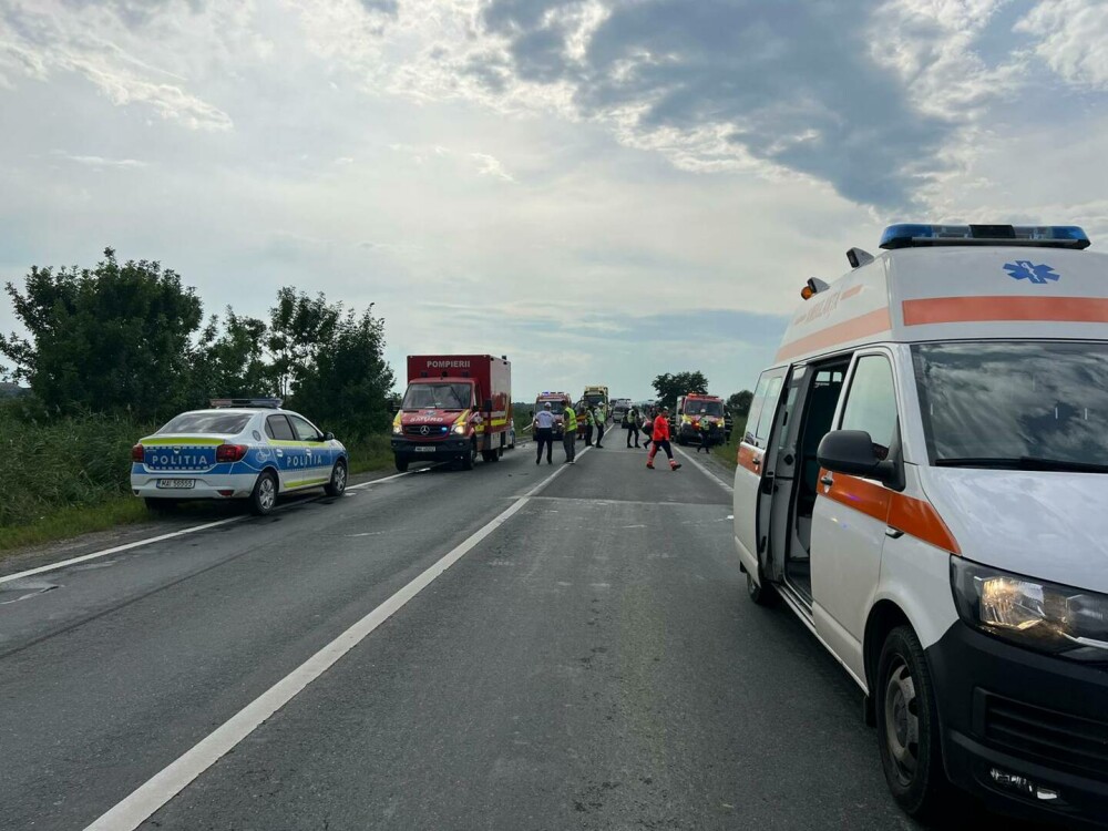 Accident grav între un microbuz și o mașină, în Sibiu. 11 persoane au fost implicate, iar trei dintre ele au ajuns la spital - Imaginea 1