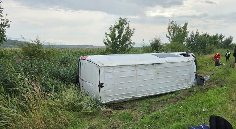 Accident grav între un microbuz și o mașină, în Sibiu. 11 persoane au fost implicate, iar trei dintre ele au ajuns la spital - Imaginea 5