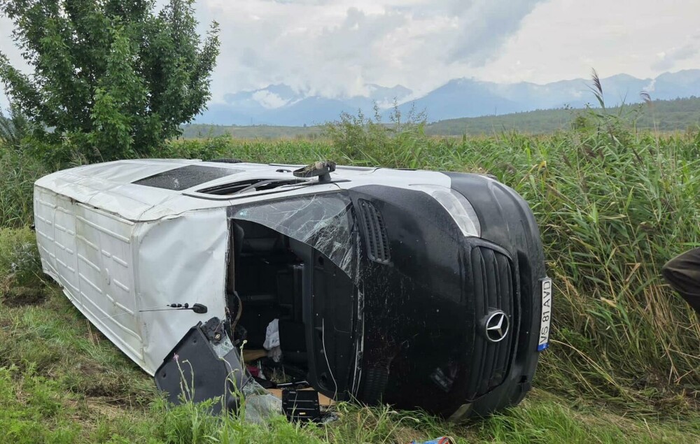 Accident grav între un microbuz și o mașină, în Sibiu. 11 persoane au fost implicate, iar trei dintre ele au ajuns la spital - Imaginea 7