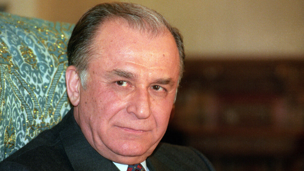 Viața lui Ion Iliescu în imagini. Momente cheie din cariera primului președinte al României postcomuniste | FOTO - Imaginea 22