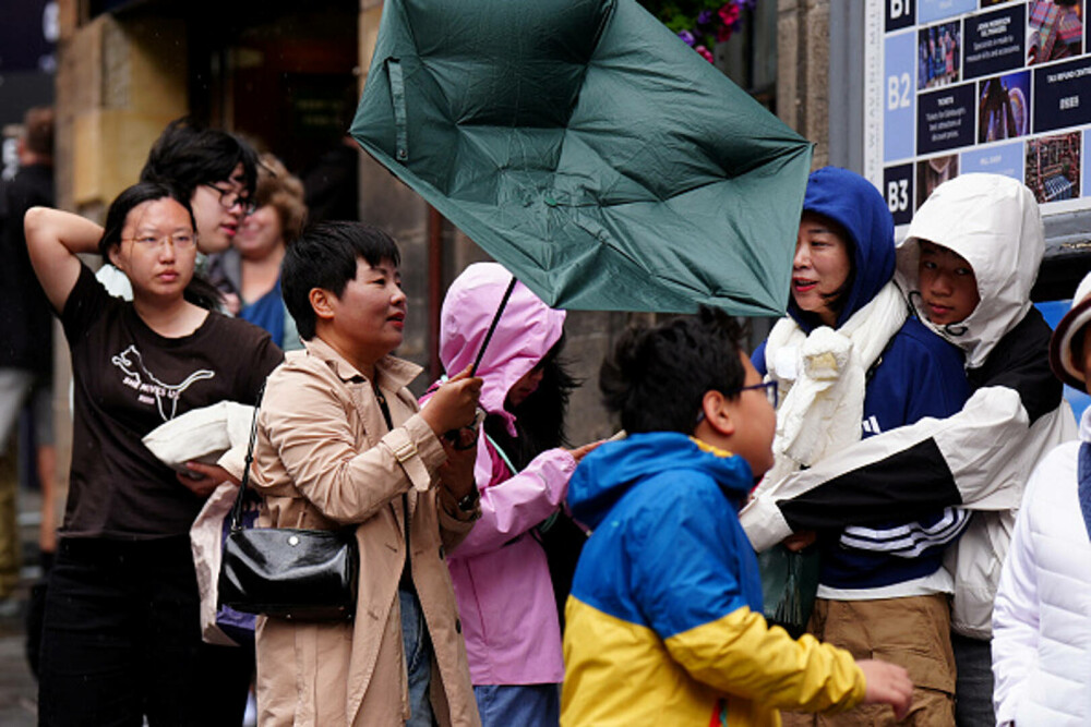 Scoţia, zguduită de o furtună neobişnuit de puternică. Rafale de vânt de 200 km/h, pagube majore şi haos în transporturi - Imaginea 1