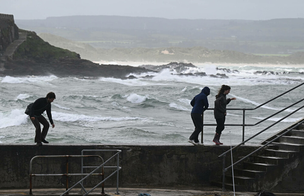 Scoţia, zguduită de o furtună neobişnuit de puternică. Rafale de vânt de 200 km/h, pagube majore şi haos în transporturi - Imaginea 5