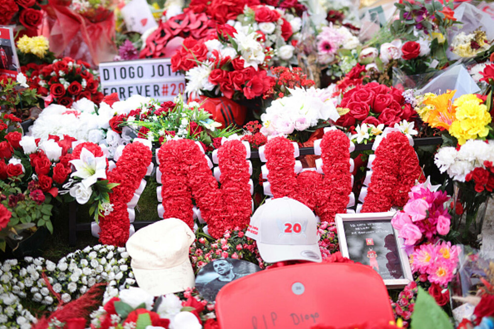 Fanii de la Liverpool, omagiu pentru Diogo Jota la primul meci pe Anfield de la decesul atacantului. VIDEO - Imaginea 2