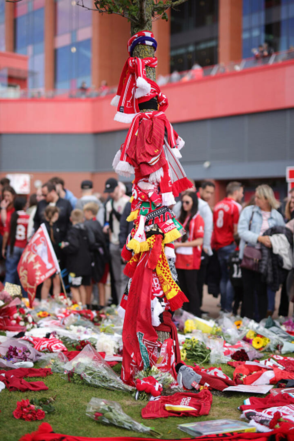 Fanii de la Liverpool, omagiu pentru Diogo Jota la primul meci pe Anfield de la decesul atacantului. VIDEO - Imaginea 3