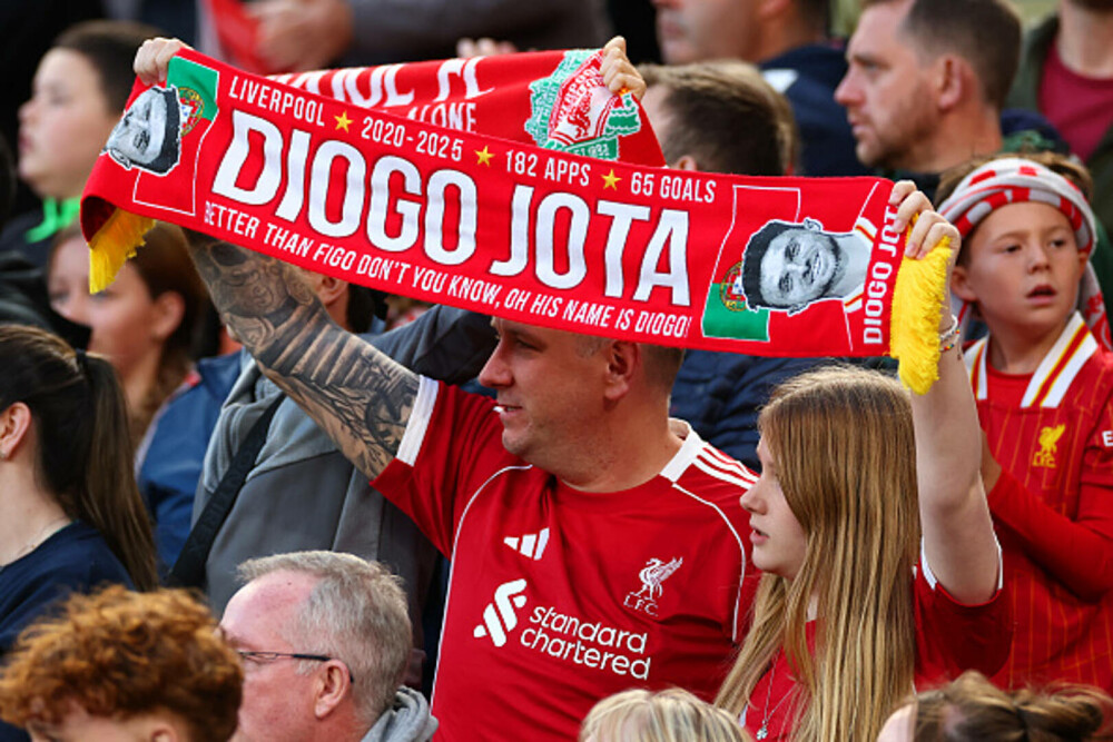 Fanii de la Liverpool, omagiu pentru Diogo Jota la primul meci pe Anfield de la decesul atacantului. VIDEO - Imaginea 5