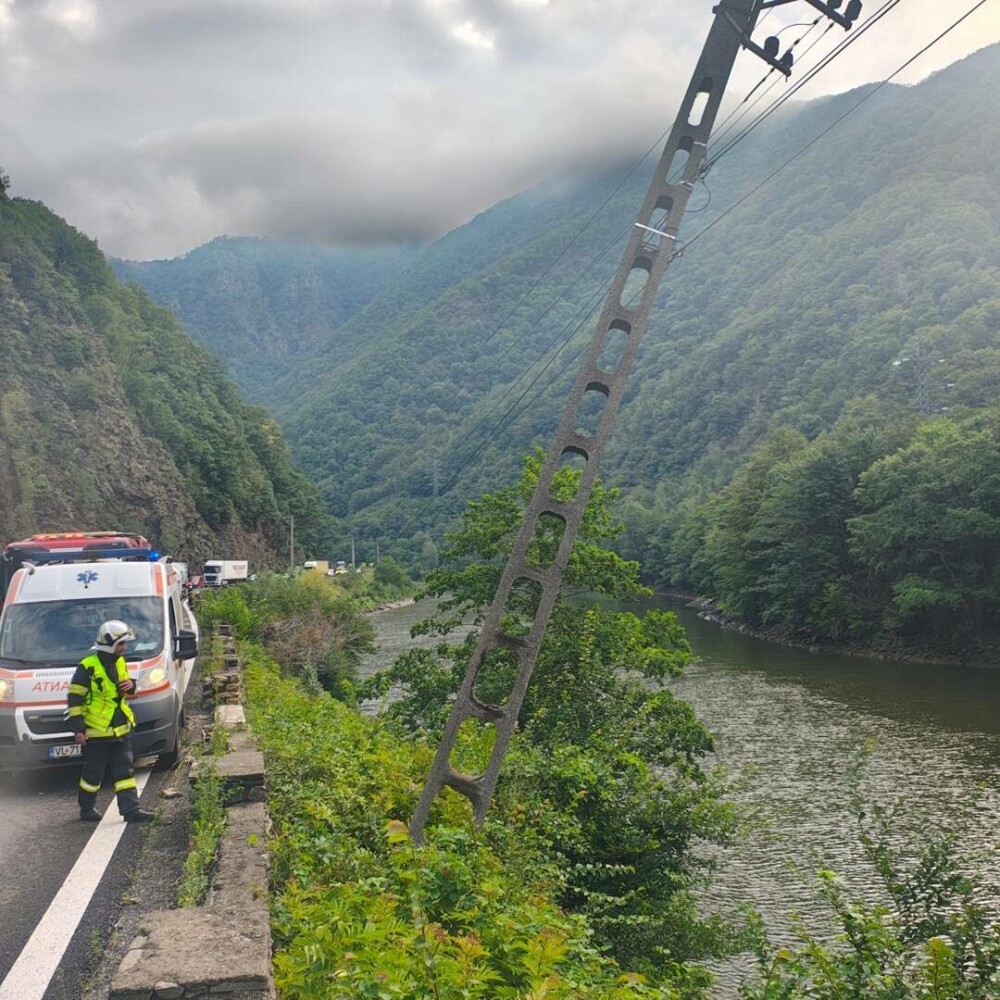 O maşină a căzut în râul Olt, pe DN7. Şoferul a fost rănit şi a primit îngrijiri medicale - Imaginea 2