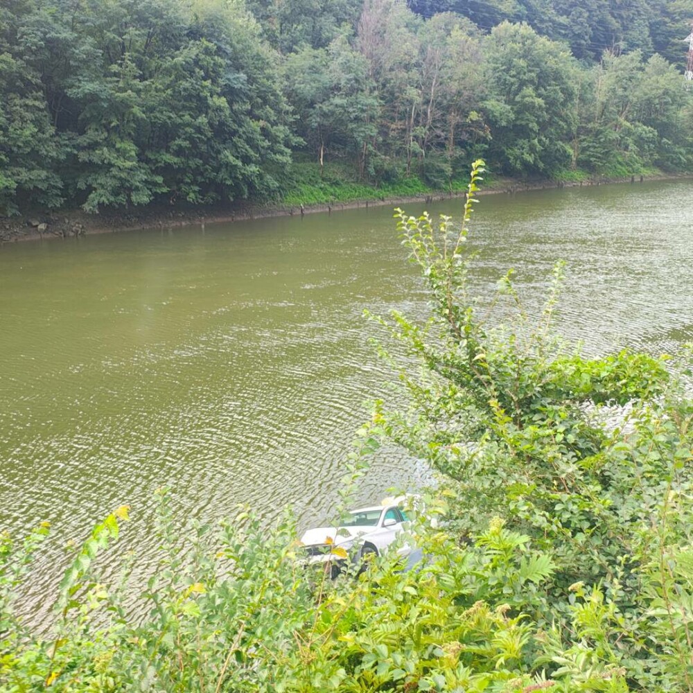 O maşină a căzut în râul Olt, pe DN7. Şoferul a fost rănit şi a primit îngrijiri medicale - Imaginea 3