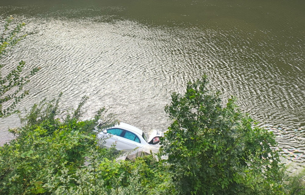 O maşină a căzut în râul Olt, pe DN7. Şoferul a fost rănit şi a primit îngrijiri medicale - Imaginea 1