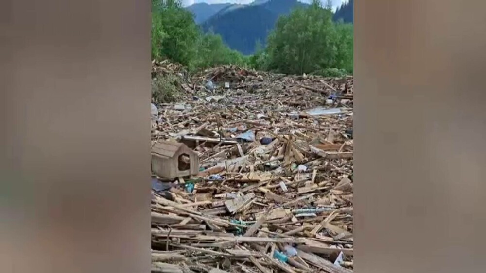 Intervenții urgente în comuna Borca din judeţul Neamţ, după declararea stării de alertă. Gunoaie întinse pe 7 hectare - Imaginea 1